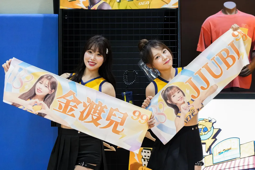 JJUBI與金渡兒秀應援毛巾。（圖／中信特攻提供）