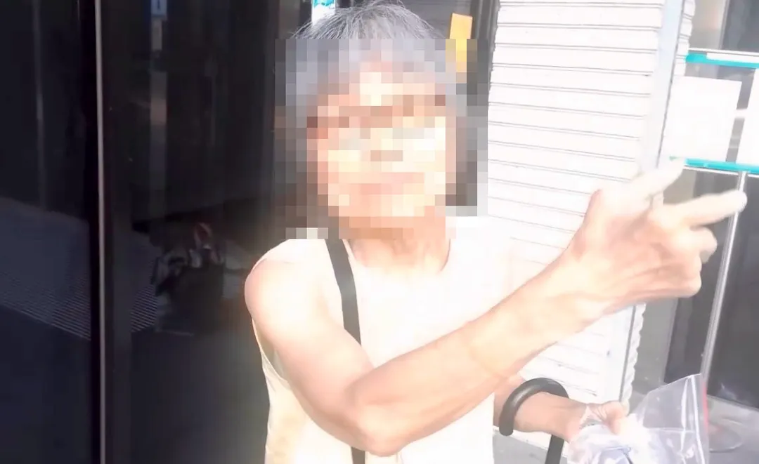 曾婦走出士檢面對記者答非所問。（圖／翻攝畫面）