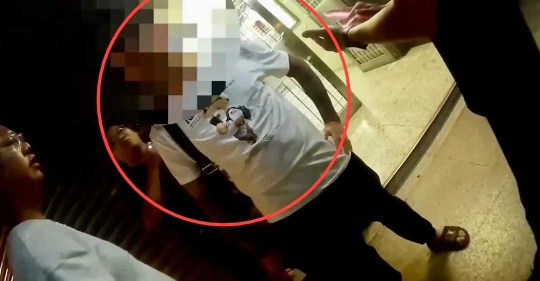 警方持拘票逮捕嫌犯。(圖/翻攝畫面)