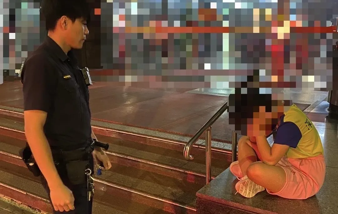 少女與父親爭執逃離躺在路邊警方獲報到場。（圖／翻攝畫面）