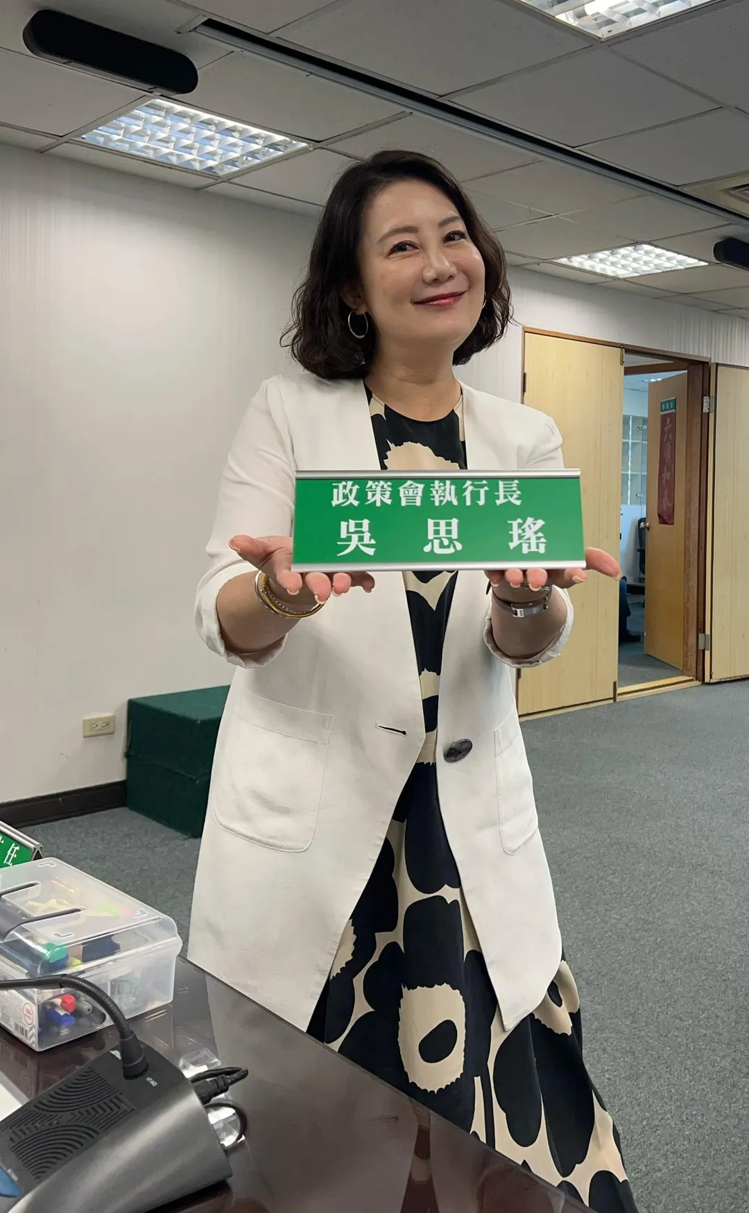 吳思瑤嗨發新職位桌牌照。（圖／吳思瑤Threads）