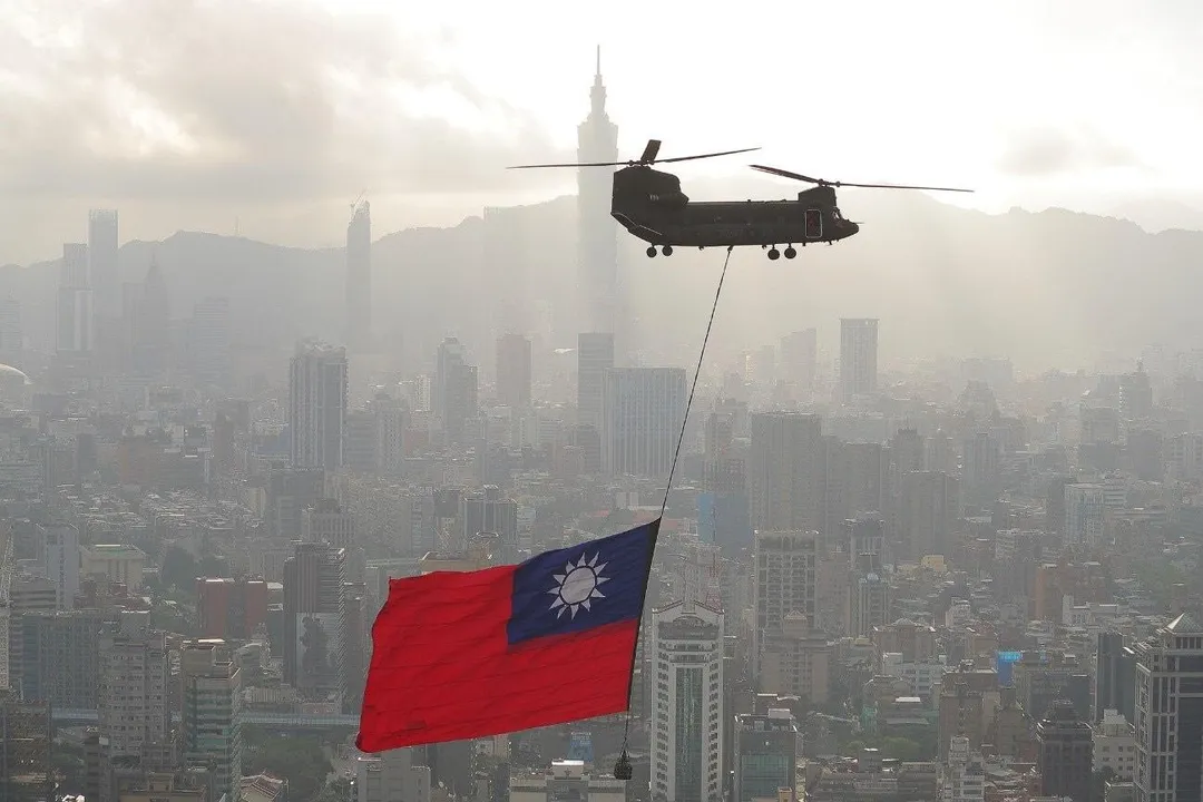 契努克運兵直升機吊掛巨幅國旗。（資料照）