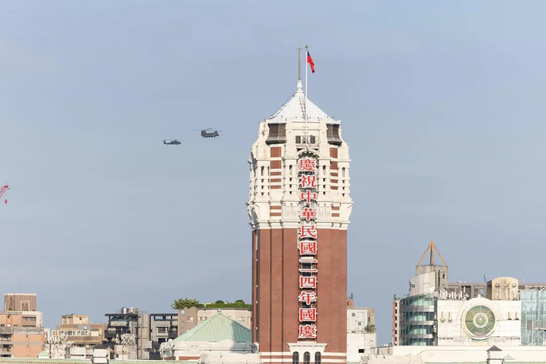陸軍CH-47SD、UH-60M直升機編隊飛過台北上空。(圖/軍聞社)