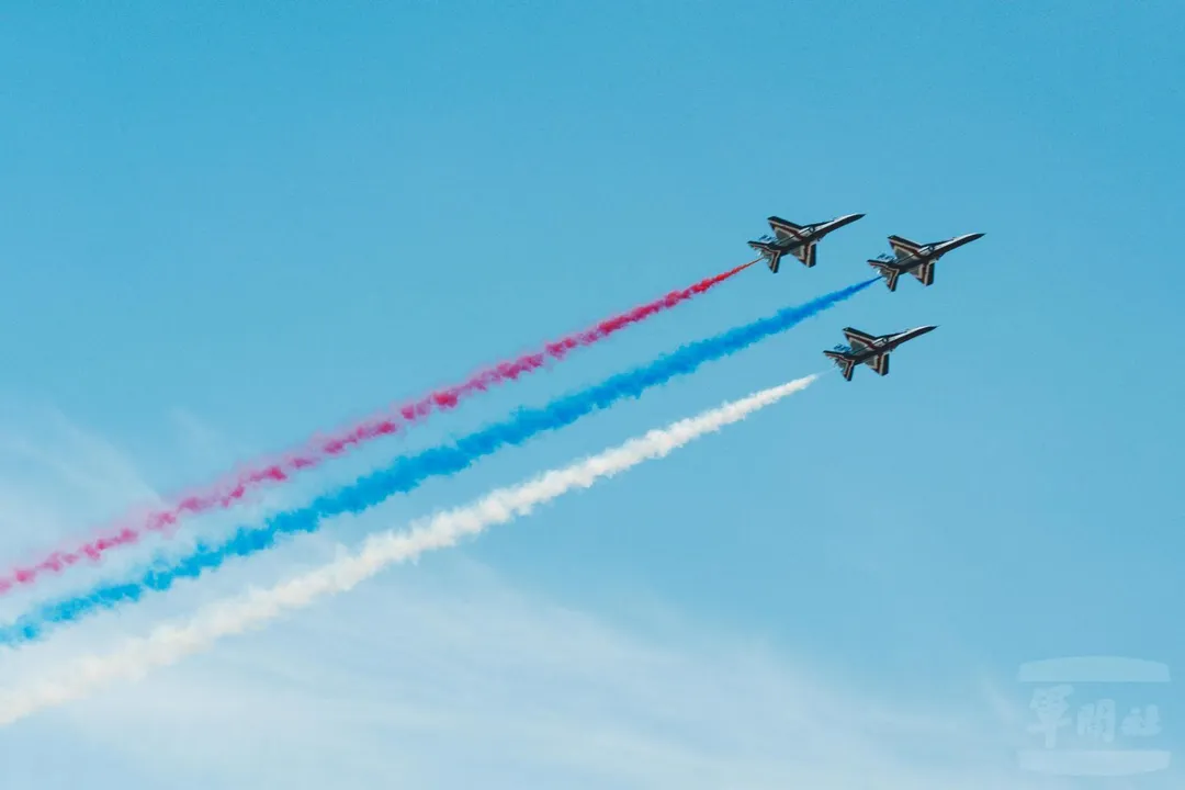 空軍雷虎特技小組3機編隊施放3色煙幕。(圖/軍聞社)
