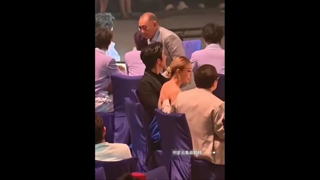 成龍疑偷摸容祖兒肩背掀熱議。（圖／翻攝微博）