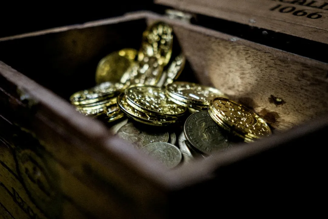 佛州海岸沈船內發現大量金銀幣。（示意圖／unsplash）
