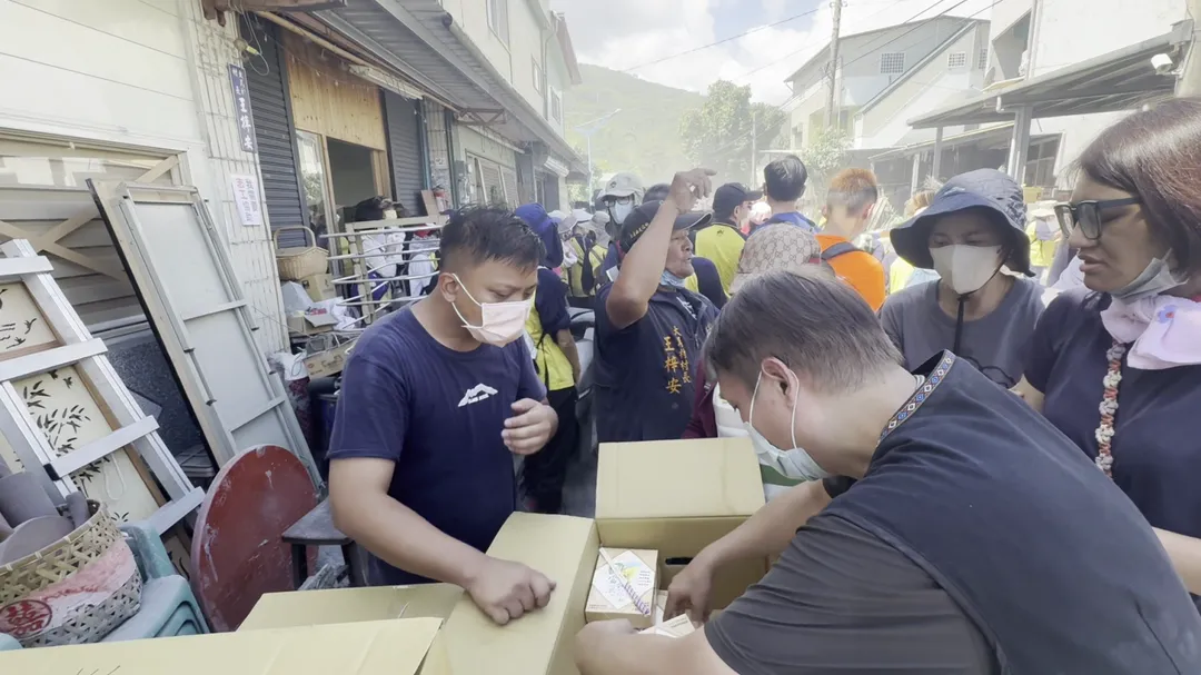 許多物資湧入災區，從便當到營養品都代表台灣人相助的心意。(圖/中天新聞)