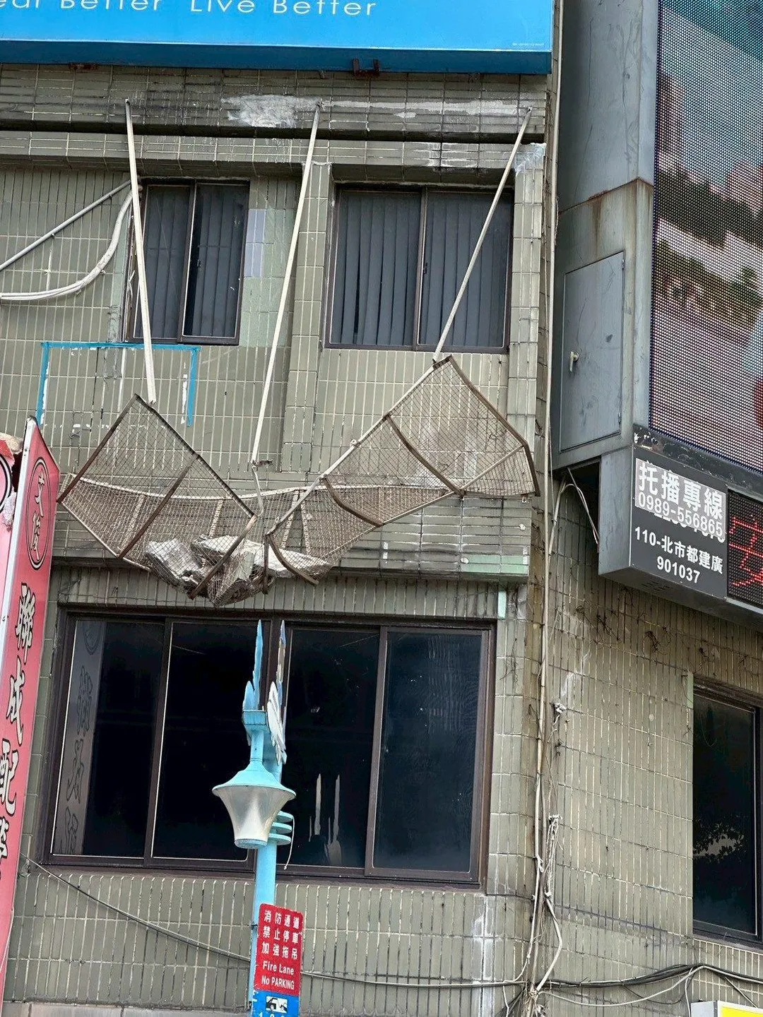 北市大同區大樓外牆剝落砸傷路人。（圖／北市建管處）