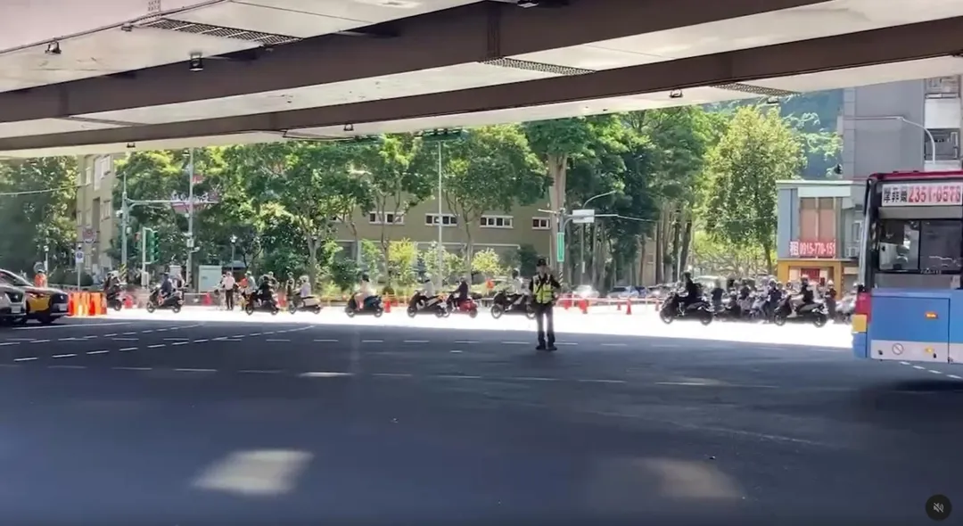 也有民眾分享今日上班時間公館圓環的交通狀況。(圖/翻攝自Threads,網友授權提供)