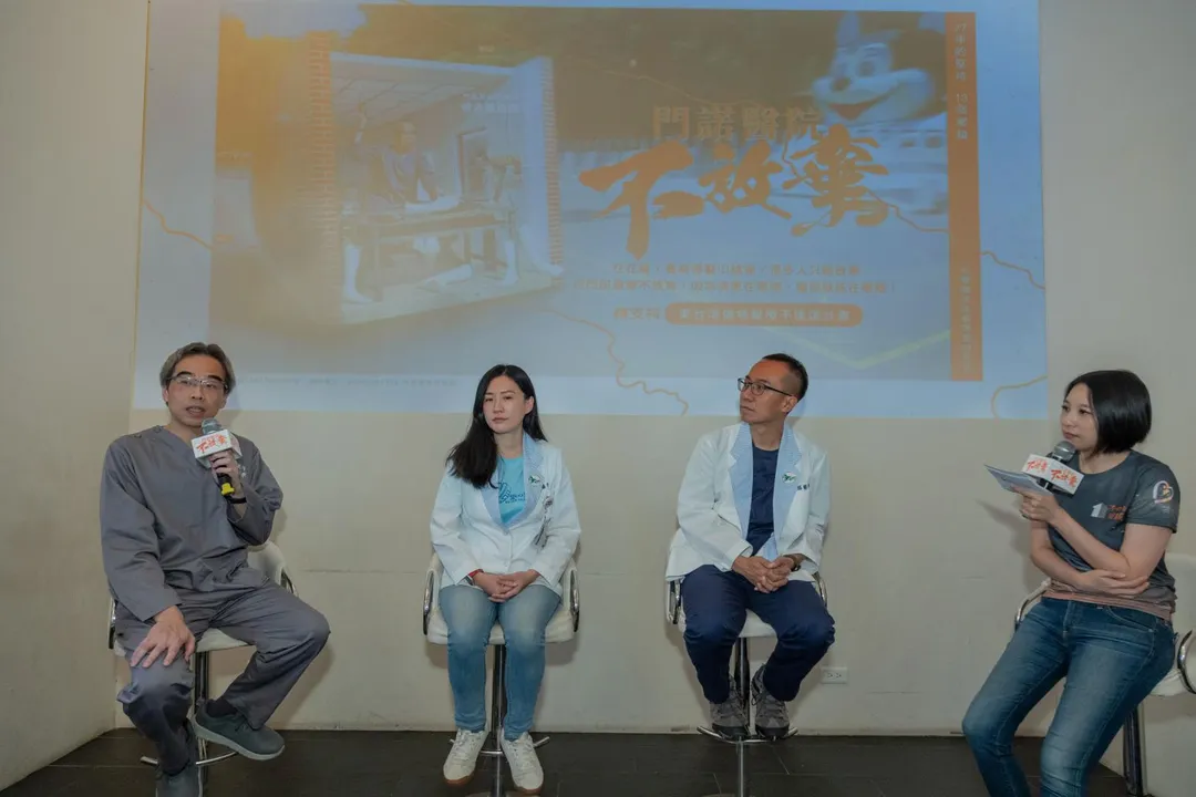 醫療團隊分享，一位奶奶曾因氣切與鼻胃管長期依賴而失去說話與進食能力，但在團隊協助下，睽違 200 多天終於重新吃下一口粥，也讓家人看見久違的笑容。(圖/門諾醫院)