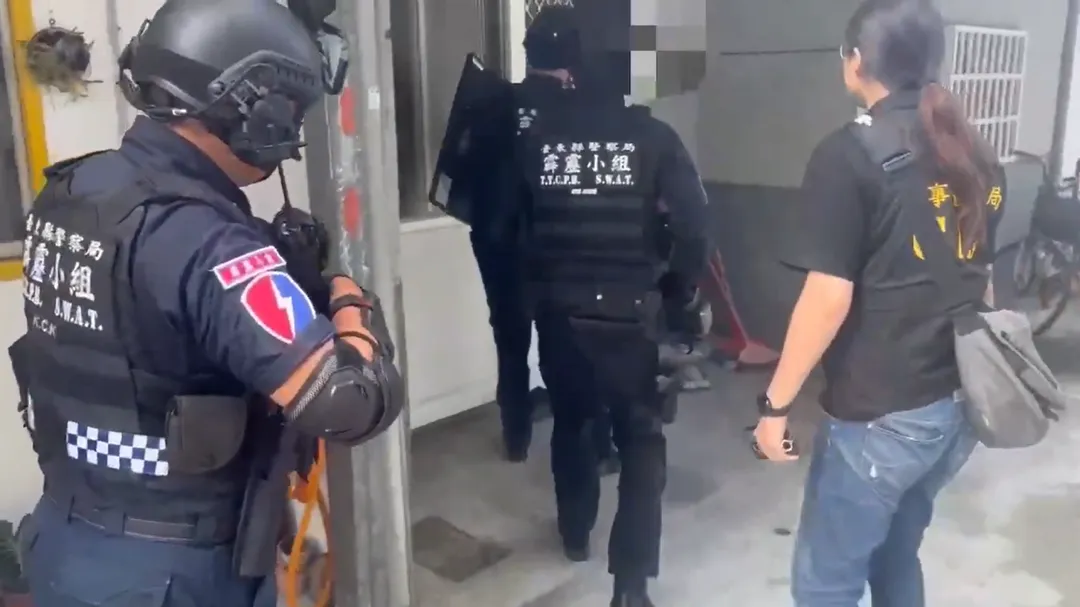 警方攻堅詐團窩點。(圖/翻攝畫面)