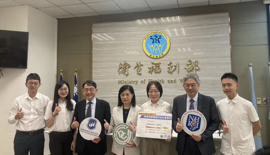 國衛院今天召開記者會，說明新冠疫情初期積極防疫的重要性。左起為國衛院群健所研究助理簡永安、研究第一作者兼研究助理成捷、所長邱弘毅、疾管署副署長曾淑慧、國衛院群健所研究員鄒小蕙、副院長陳為堅、研究助理江偉銘。（圖／國衛院））