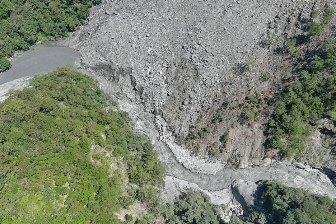崩塌地下方河道寬度經沖刷逐漸擴大。(圖/翻攝自取自林業保育署台東分署官網)