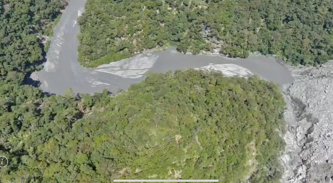 迴水區域水位明顯下降,可見河道上沙洲地形,呈現逐漸回復原有河道型態。(圖/翻攝自取自林業保育署台東分署官網)