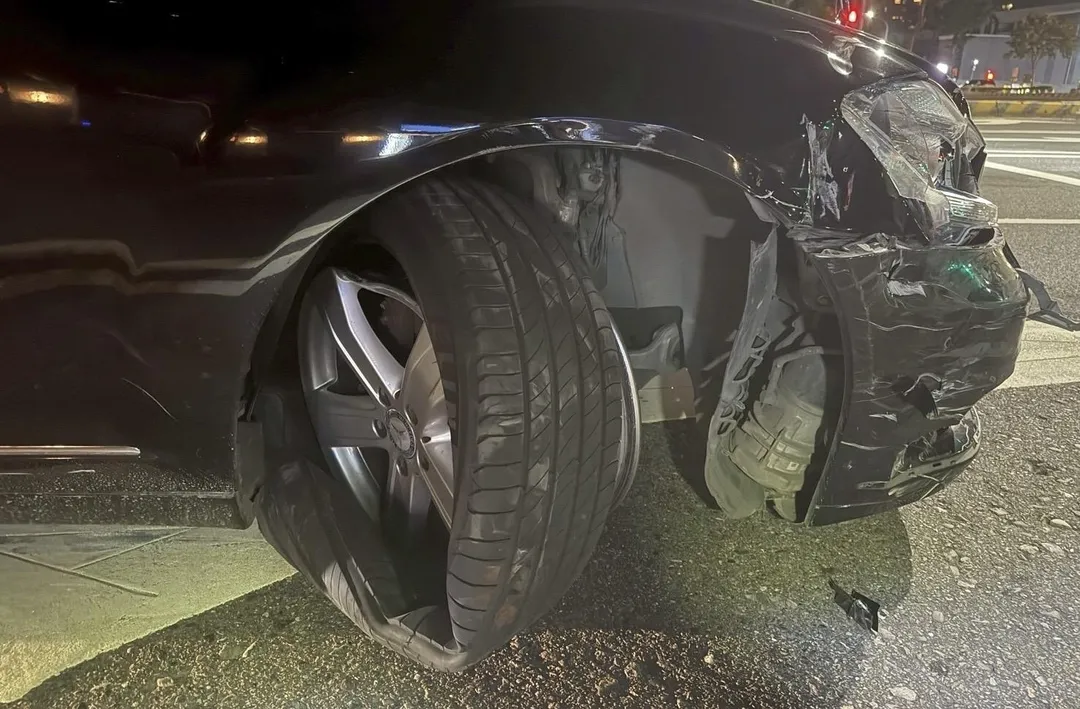 賓士車因爆胎無法行駛。（圖／翻攝畫面）