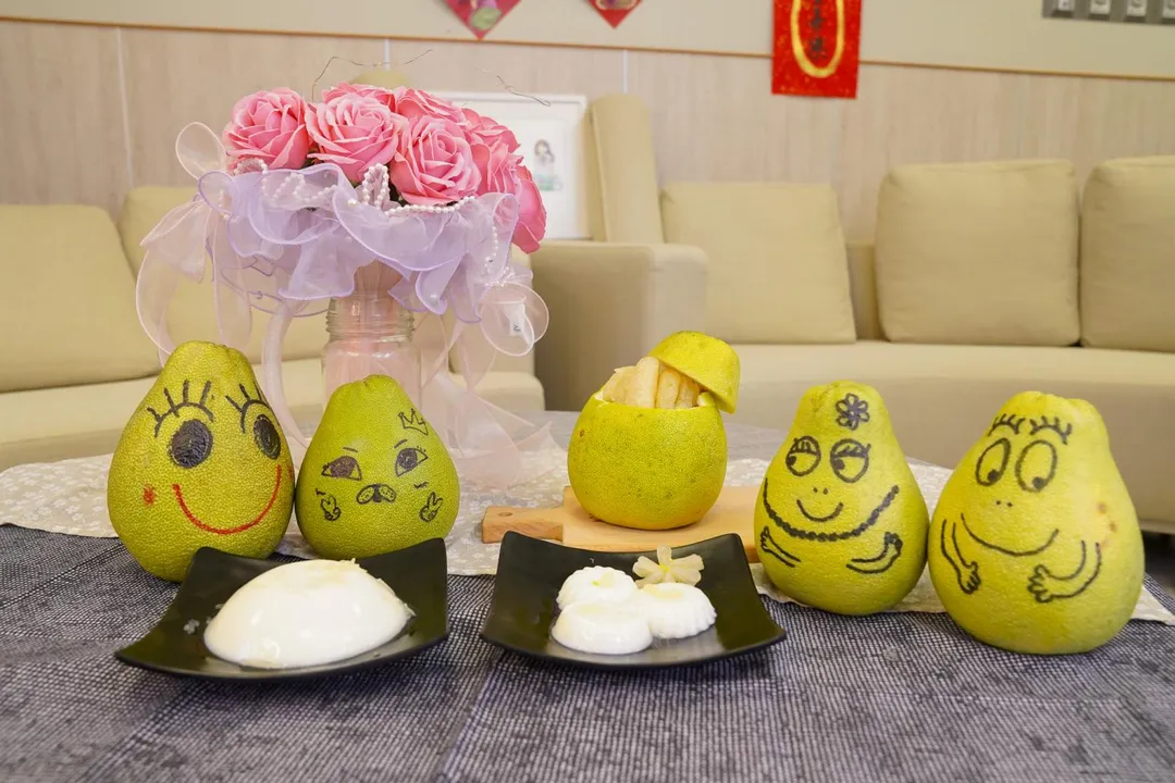 營養師陳宛伶還分享一道適合中秋的低糖小點心「柚香豆乳寒天凍」。(圖/中國醫藥大學新竹附設醫院)