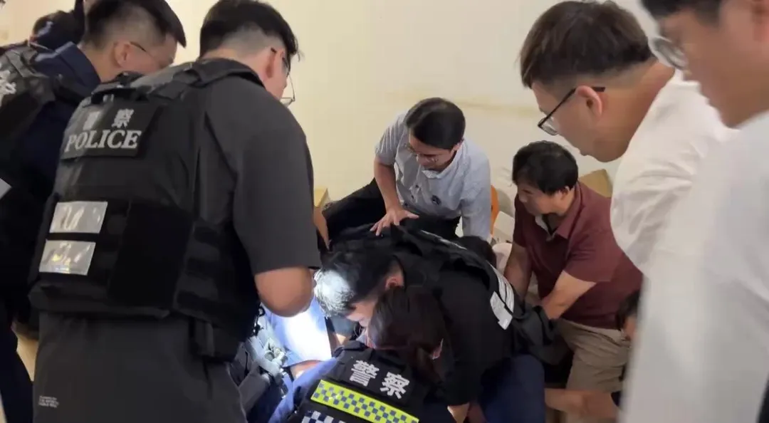 行兇男子遭警方壓制逮捕。（圖／翻攝畫面）