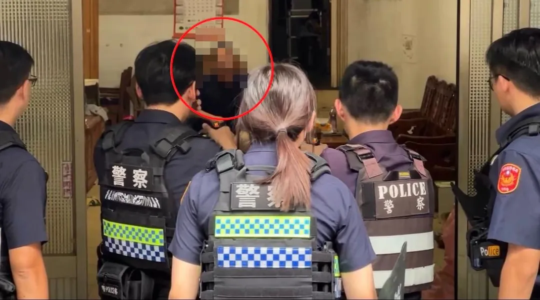 邱男隨機攻擊刺傷3人後與警方對峙。（圖／翻攝畫面）