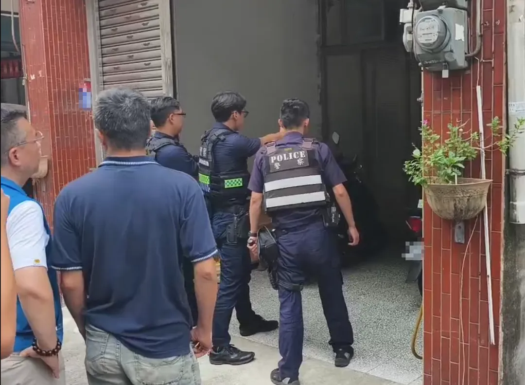 警方稍早在邱男住處外與邱男對峙。（圖／中天新聞）