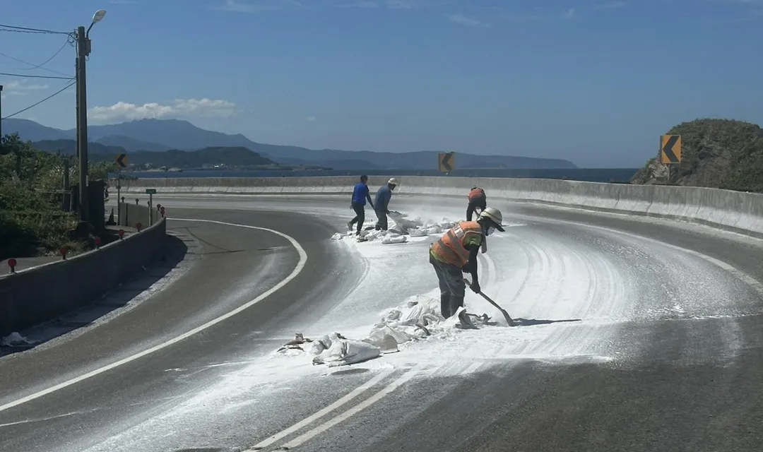 公路局人員到場清理路面。（圖／翻攝畫面）