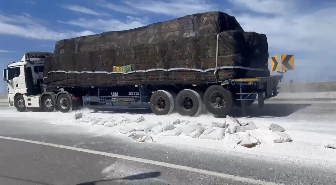 大量石粉包散落路面。（圖／翻攝畫面）