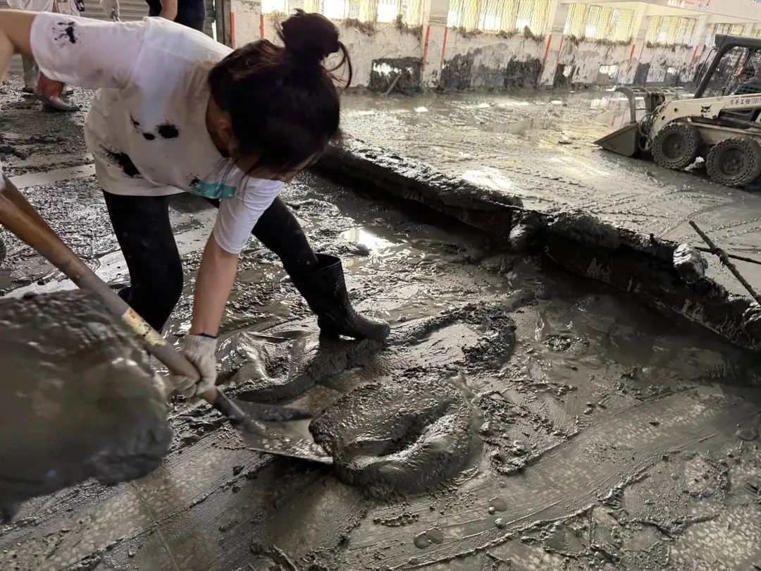 國民黨立委徐巧芯今日和台北市議員詹為元率領團隊前往花蓮光復國中協助清淤。（圖／徐巧芯臉書）