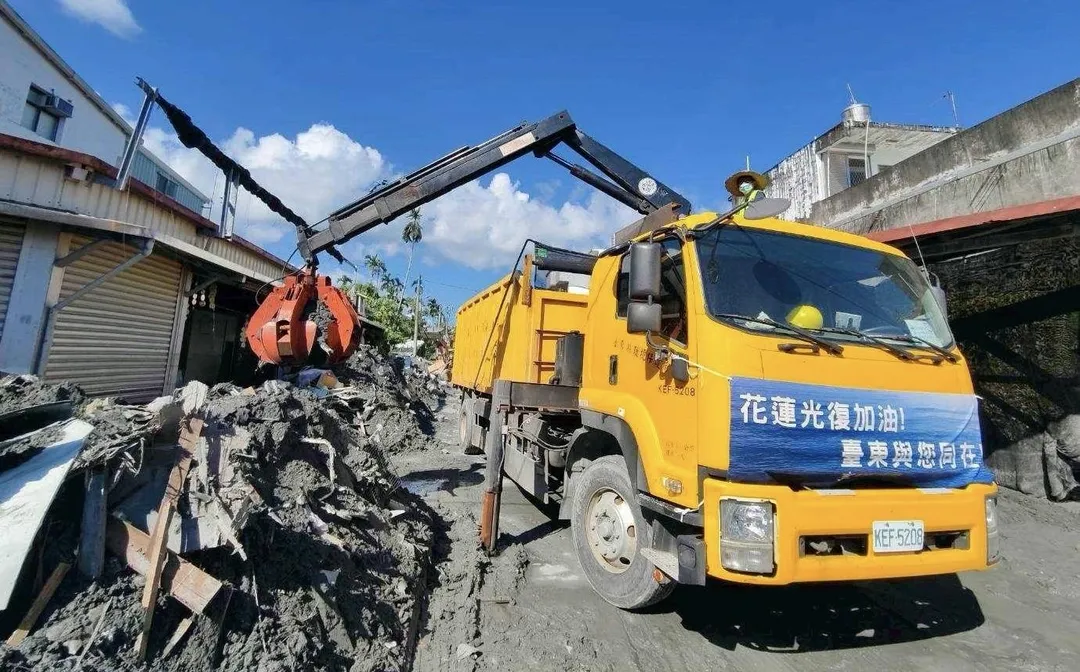台東縣府1日組成第二波支援團隊前往花蓮協助災民恢復家園。（圖／翻攝畫面）