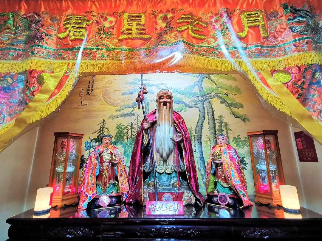 中秋節不只適合賞月、親友聚會，也可拜月老祈求感情、人際關係順利。圖為台中都城隍廟月老星君。（圖／楊登嵙提供）