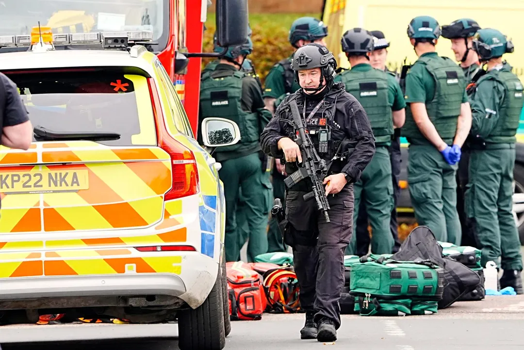 英國曼徹斯特1處猶太會堂遭1名男子攻擊釀傷亡,現場警察武裝待命。(圖/美聯社)
