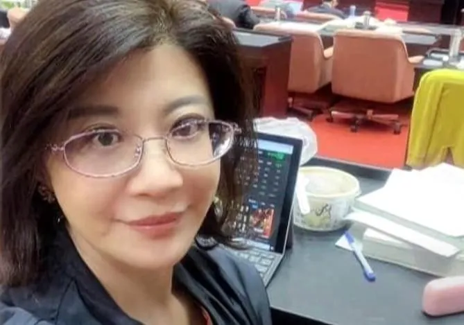 林楚茵當時被拍到在議場看愛奇藝追劇。（資料照／中天新聞）