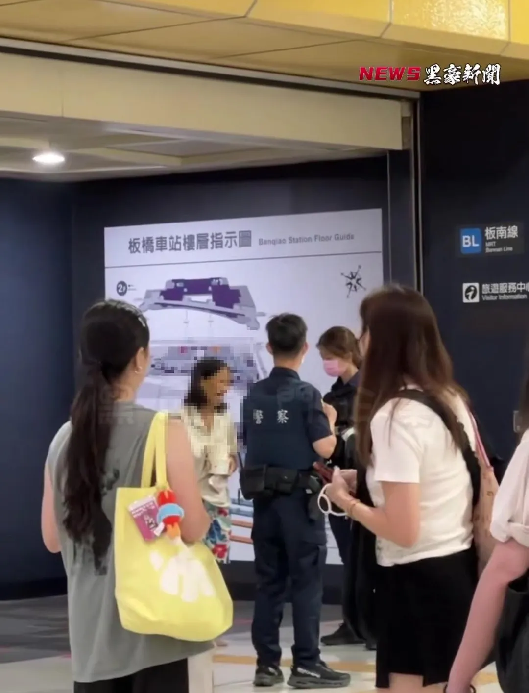板橋車站疑似發生路人隨機攻擊事件，兩名女子當場互罵，場面火爆。（圖／翻攝畫面）