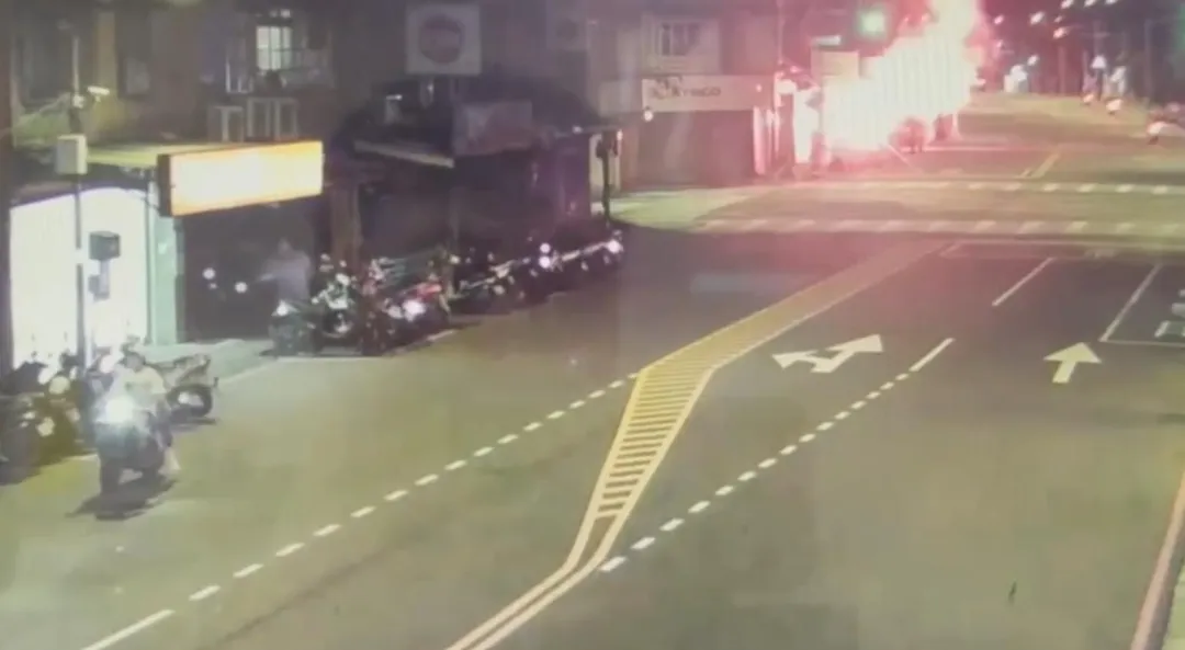 板橋一名雲姓男子不滿被解雇，竟當街施放訊號彈。（圖／警方提供）