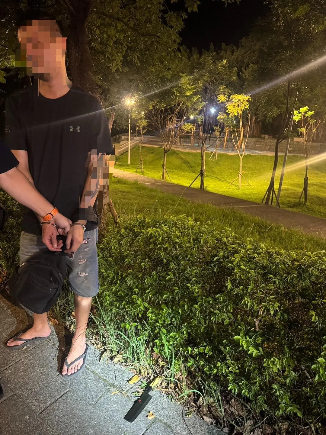 雲姓男子被解雇，夥同友人找錢雇主談判，不只當街施放訊號彈還持刀傷人，被警方逮捕。（圖／警方提供）