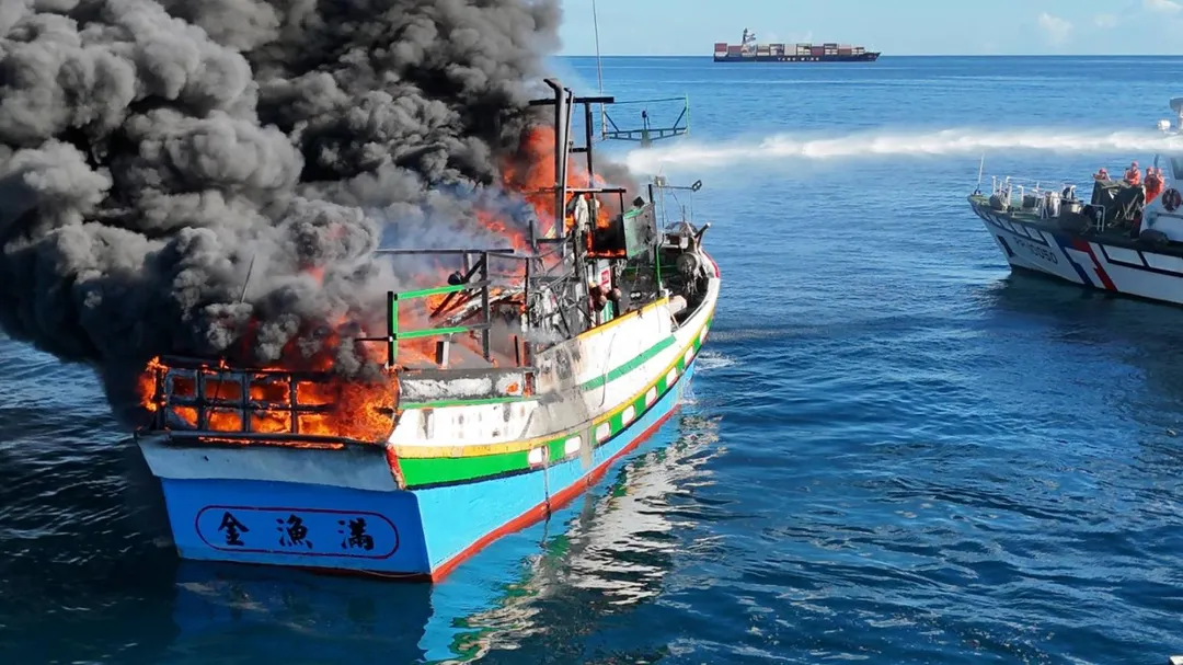 所幸大火順利撲滅，船上7人也及時逃生獲救，無人傷亡。（圖／中天新聞）