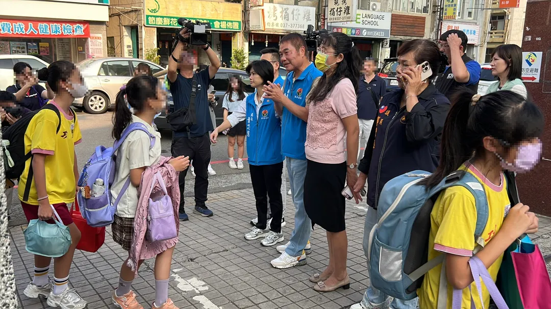 苗栗縣長鍾東錦及警察局在事發附近國小實施護童專案。(圖/中天新聞)