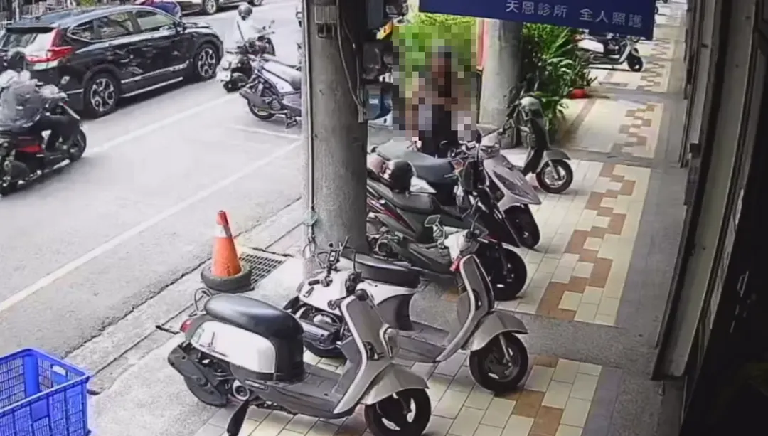 林男幫報警結果遭砍,摀住傷口求援畫面曝光。(圖/翻攝畫面)