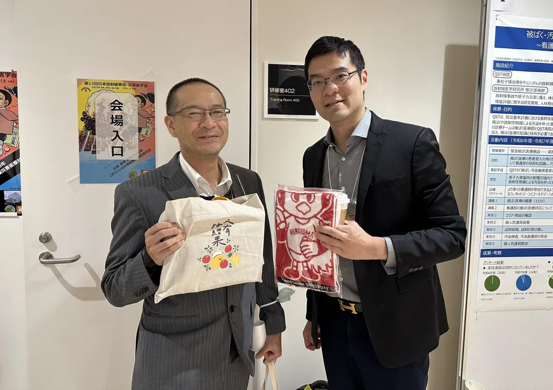 麗寶新藥總經理劉朝瀚與福島醫科大學放射線災害醫療學講座主任教授長谷川博士，雙方相見歡交換禮物。（圖／麗寶提供）
