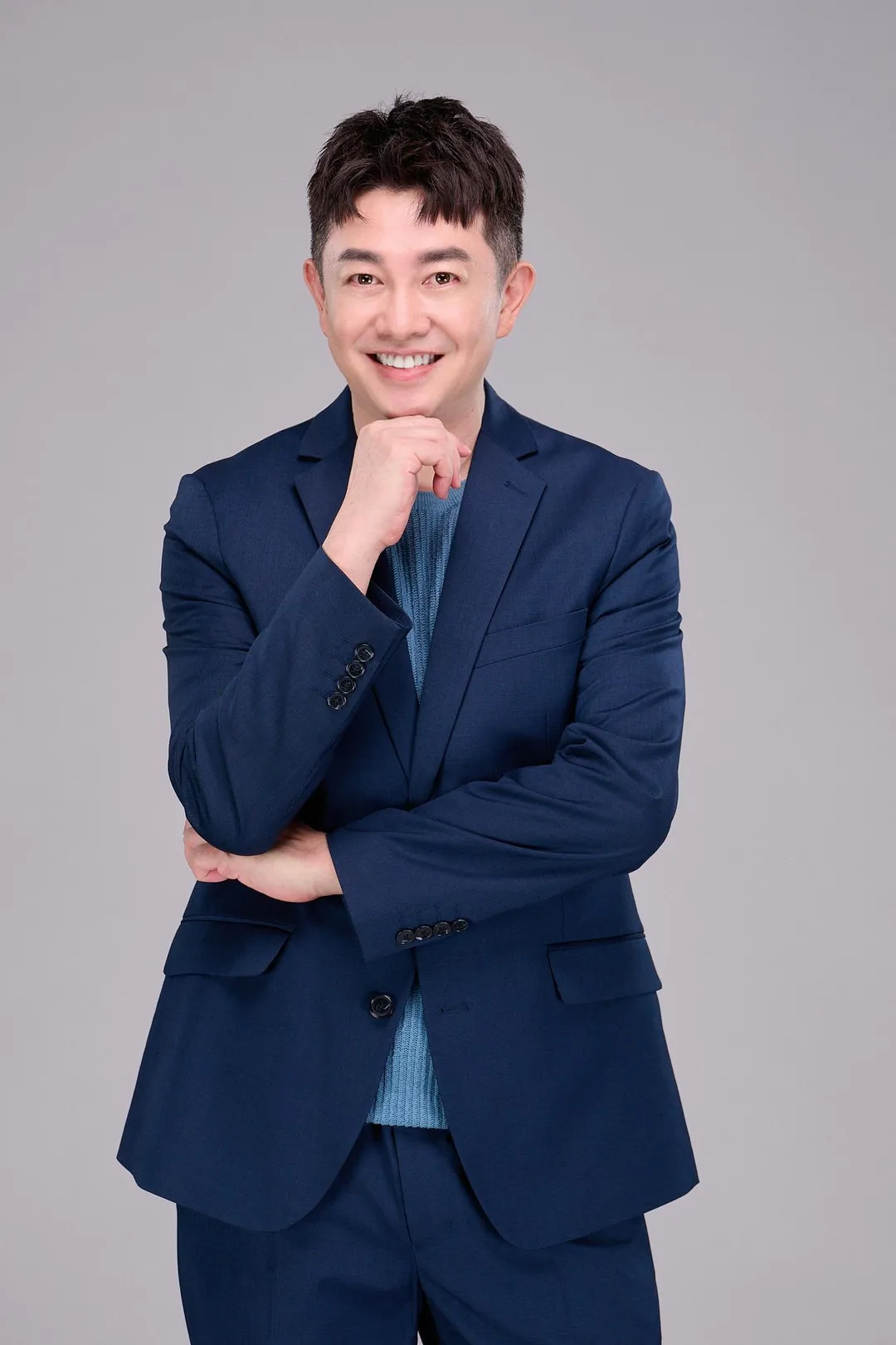 李明川近期去做了等待10年的眼袋手術。(圖/光澤診所 提供)