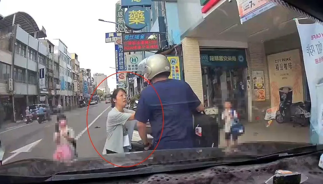 安親班黃姓女老師看到班上學生被挾持,奮不顧身上前維護學童生命安全。(圖/翻攝畫面)
