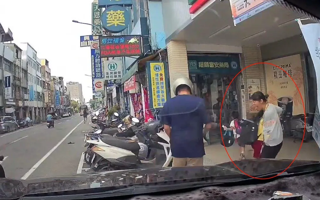 黃姓女老師說，從邱姓男子手上救下女學童，但女學童仍被砍傷，血流不止。（圖／翻攝畫面）