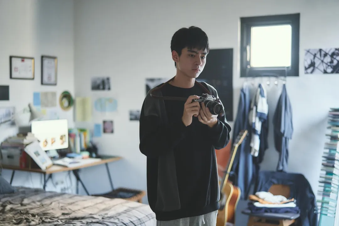 新人演員劉敬憑藉首部電影作品《失明》入圍金馬62「最佳新演員」。 (圖/周子娛樂 提供)
