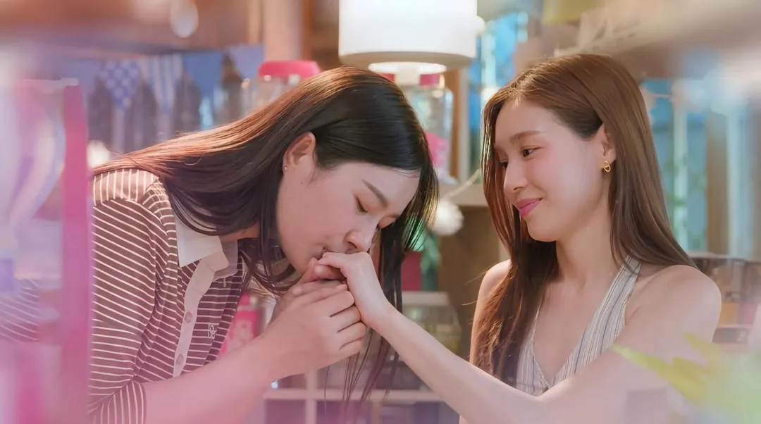 Milk（左）戲裡飾演雜貨舖老闆，Love則是大企業千金。（圖／YIWO、GMMTV&nbsp; &nbsp;&nbsp;提供)