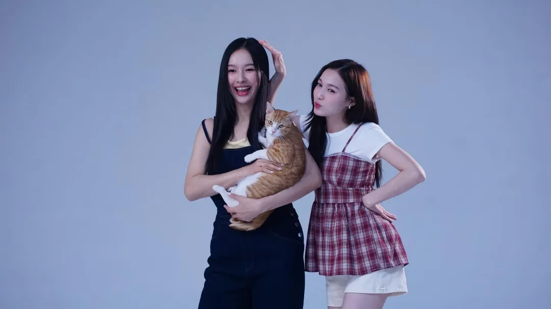 MilkLove與《鯨魚雜貨舖》裡的可愛小主角招財貓合照。（圖／YIWO、GMMTV&nbsp; &nbsp;&nbsp;提供)