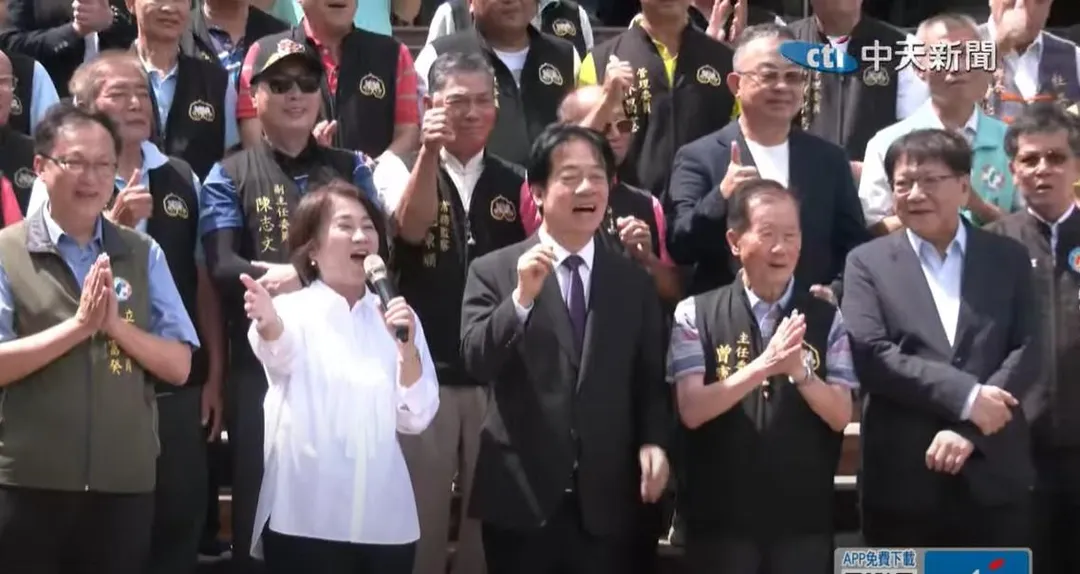 賴清德到屏東車城福安宮參香，屏東縣長周春米帶頭向總統問好。（中天新聞）