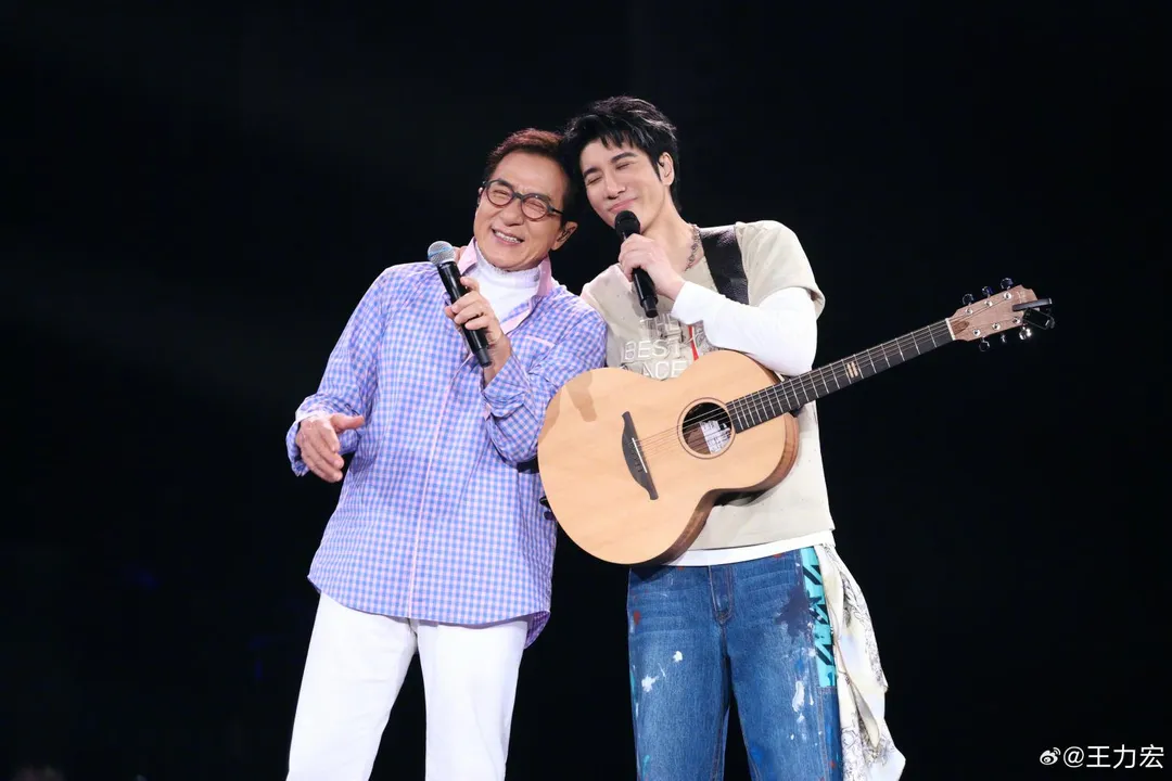 成龍(左)現身王力宏深圳演唱會。(圖/翻攝王力宏 微博)