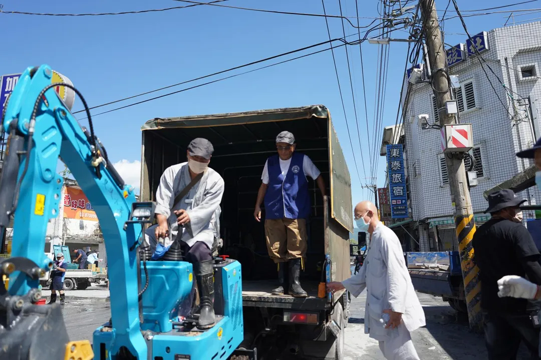 華藏淨宗弘化基金會特地調派小型怪手進行清淤除泥，協助居民改善環境。（圖／華藏淨宗弘化基金會）