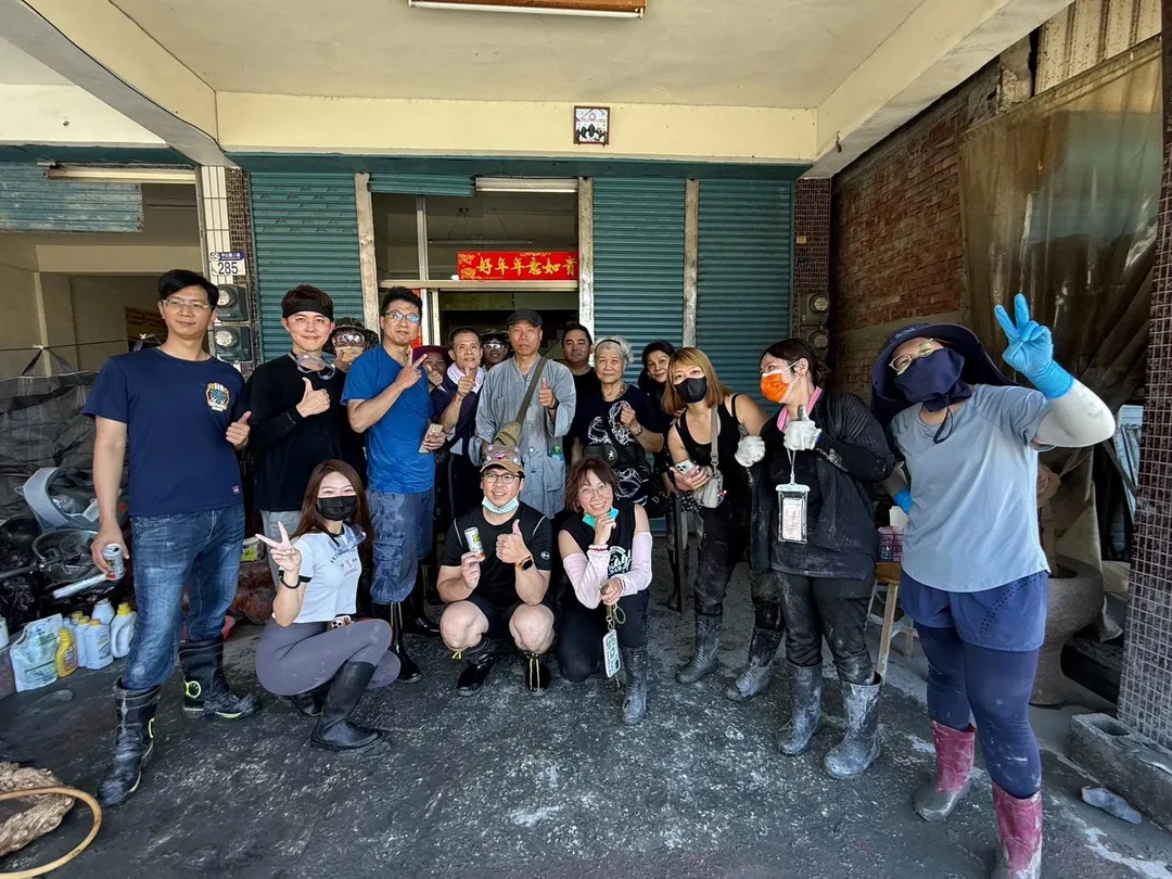 各地同修齊心響應，大家出錢出力，共同投入支援。（圖／華藏淨宗弘化基金會）