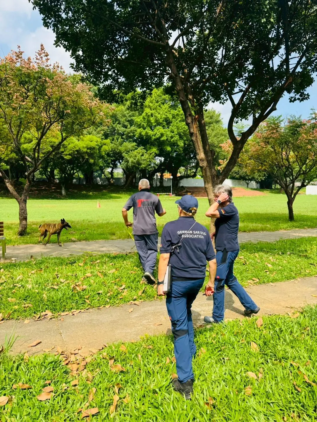 消防署特種搜救隊今(3)日舉行「臺德搜救犬交流訓練」閉幕典禮,為期五5天的課程順利完成。(圖/內政部消防署)
