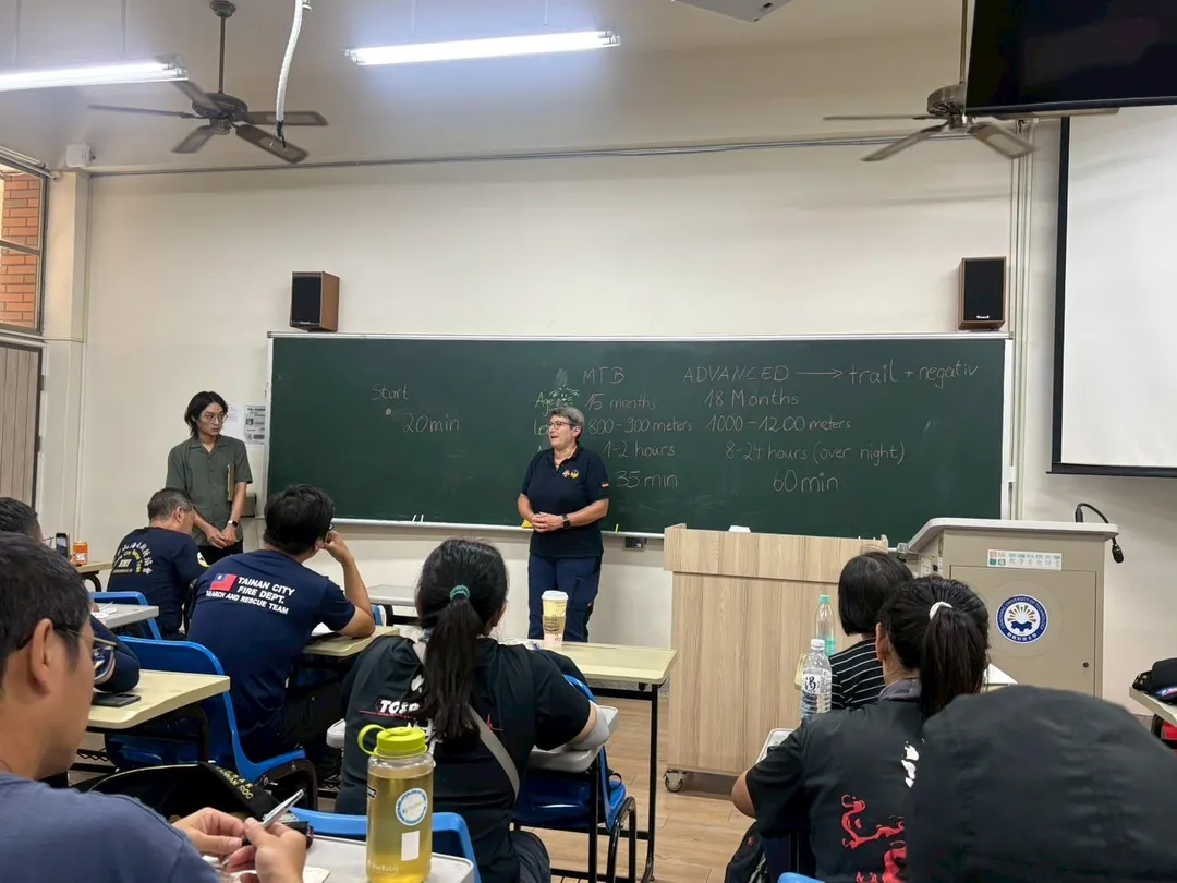 德國聯邦救難犬協會是全球搜救犬訓練的先驅機構之一,擁有超過40年的實務經驗,不僅曾在921大地震派員來臺支援,也與消防署簽訂合作備忘錄(MOU)展開訓練交流。(圖/內政部消防署)