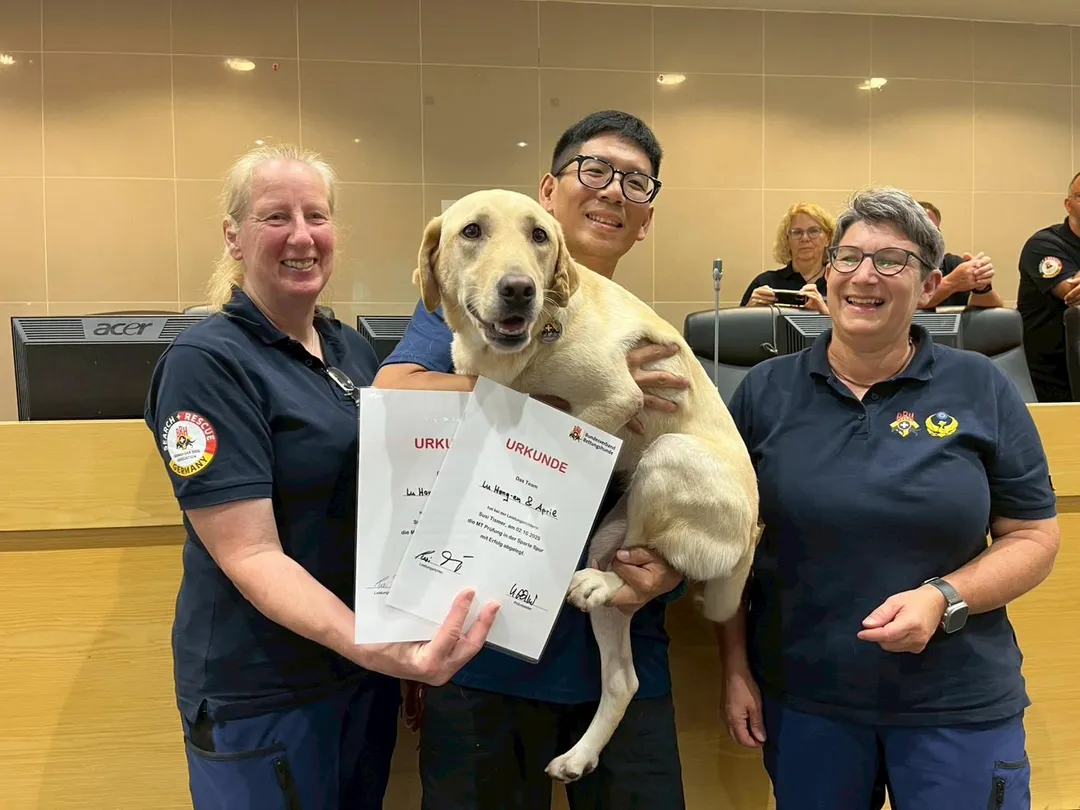 此次訓練成果豐碩,多組犬隻順利通過「路徑追蹤測驗」,其中桃園市政府消防局搜救犬April(領犬員盧弘恩)為臺灣首次通過高級路徑追蹤測驗(MTE,Mantrailing Examnation)的搜救犬。(圖/內政部消防署)